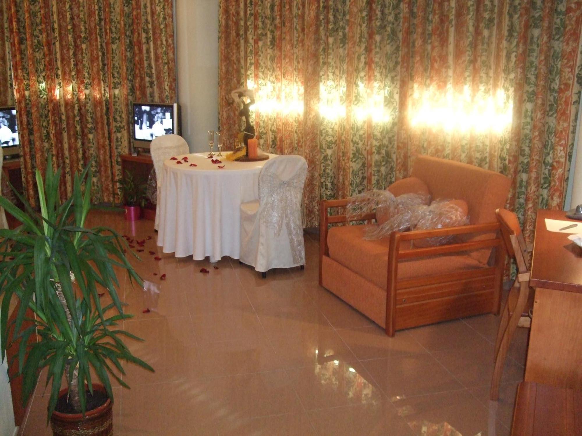 Hotel Fonda Neus Сан-Садурни-д'Анойя Экстерьер фото